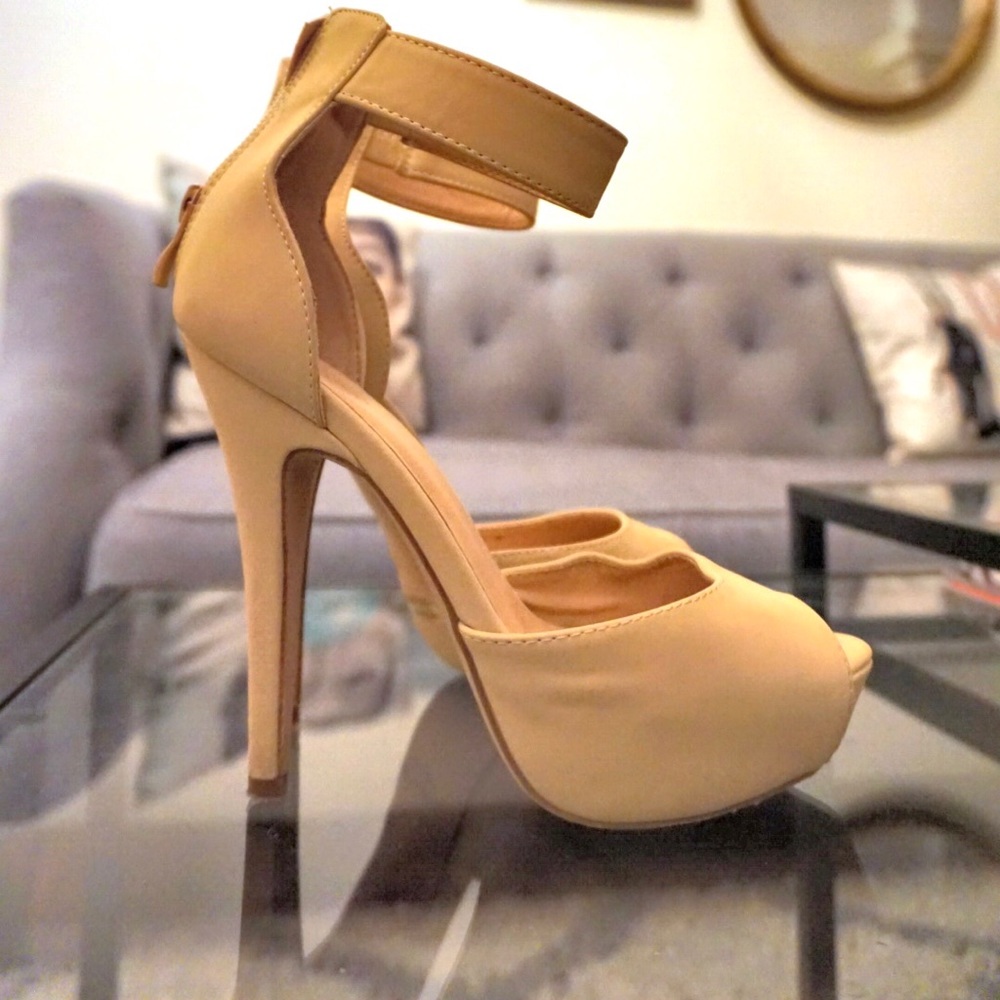 Like New High 5” heel comfort platform shoes- nude